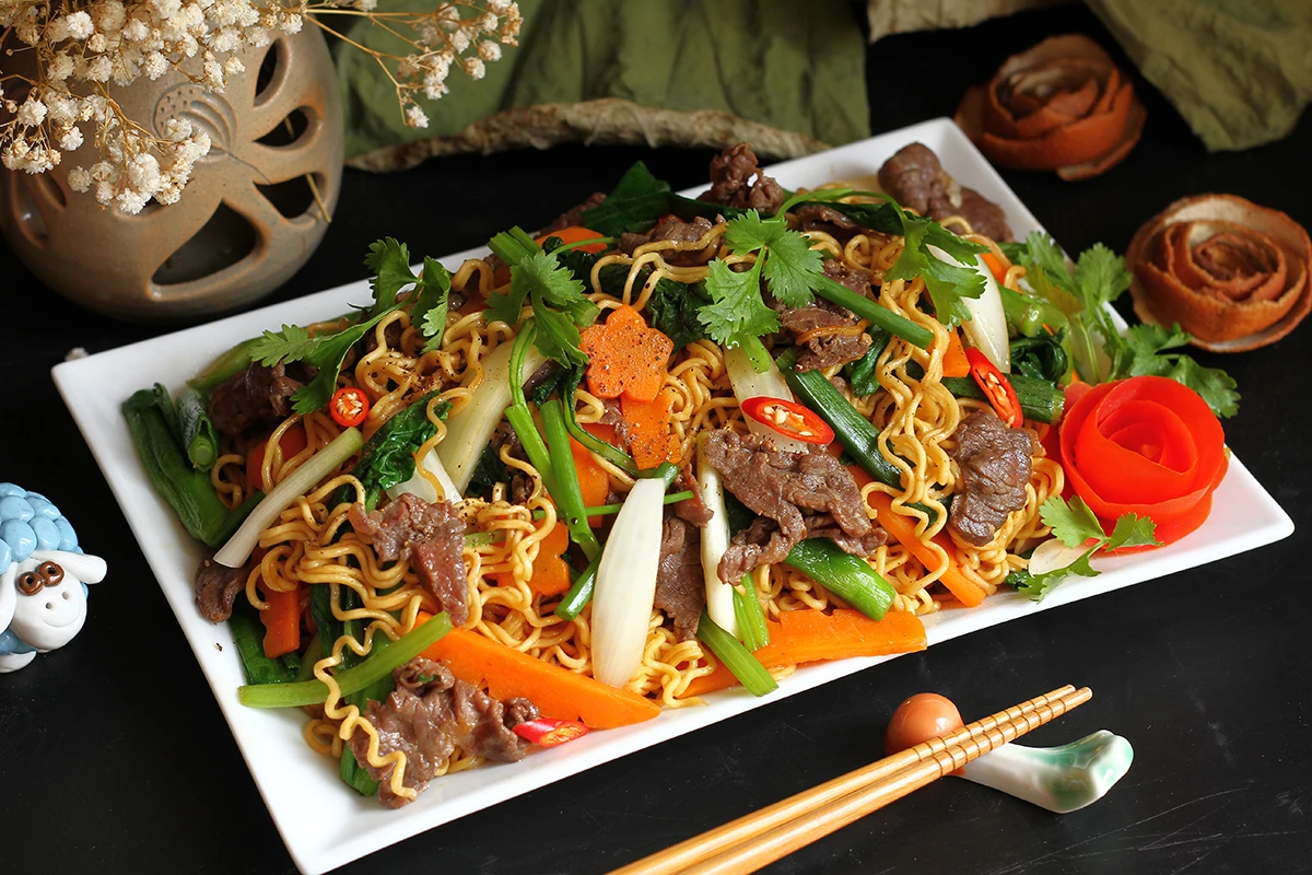 Stir-Fried Noodles with Beef and Eggs