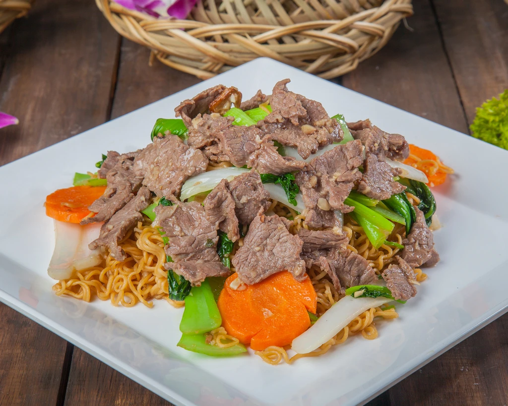 Stir-fried Beef Noodles with Cabbage